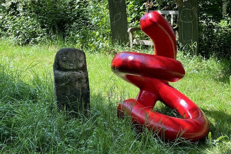 monami neben Skulptur von Giovanni Vetere